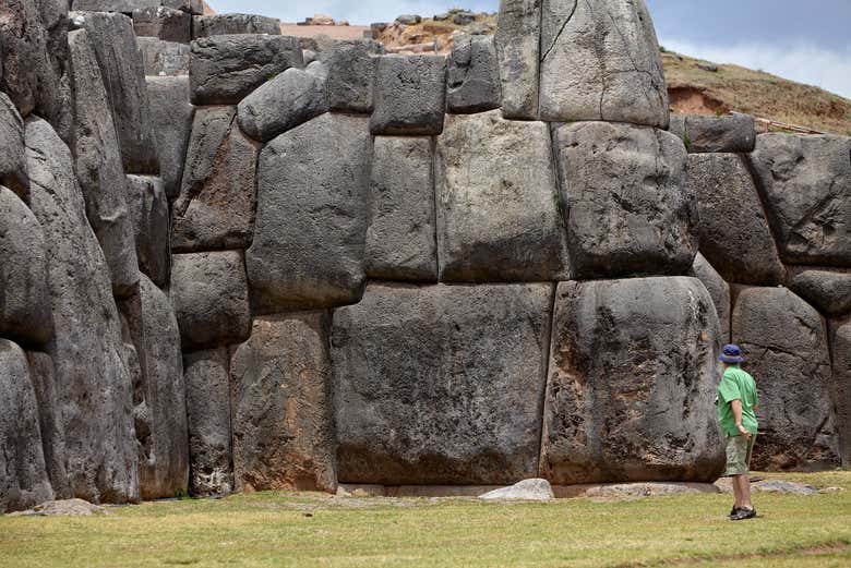 As enormes pedras em Sacsayhuamán se encaixam perfeitamente
