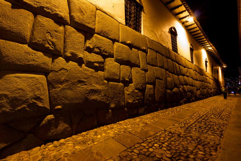 Podréis admirar la icónica piedra de los 12 ángulos