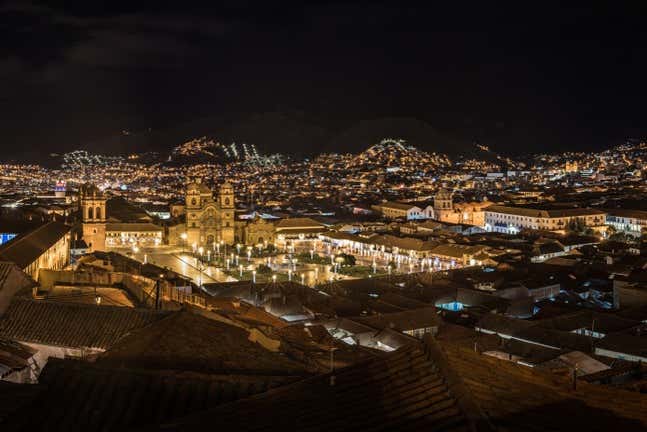 Pasearemos por las calles iluminadas de Cusco