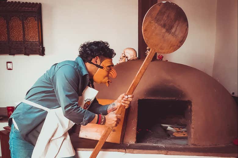 Colocando os pães para assar