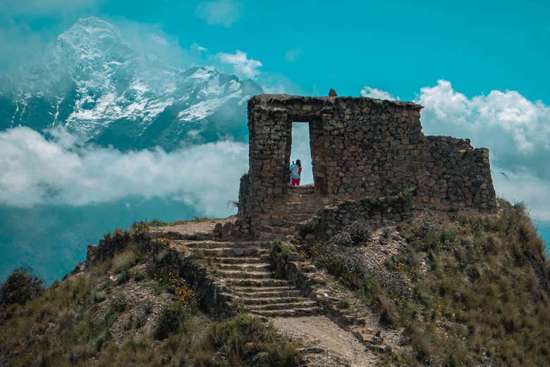 Inti Punku et le sommet enneigé à travers la brume andine