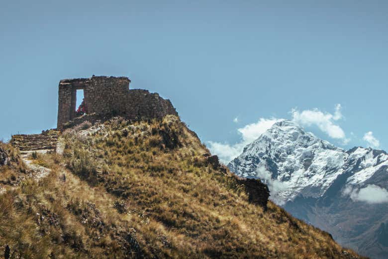 Inti Punku avec l'imposant sommet enneigé en arrière-plan