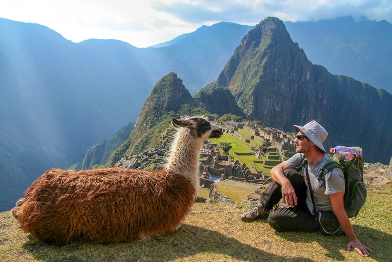 Excursionista con una llama en Machu Picchu
