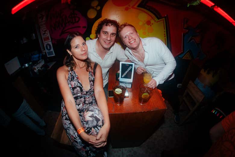 Tomando uma bebida no pub crawl