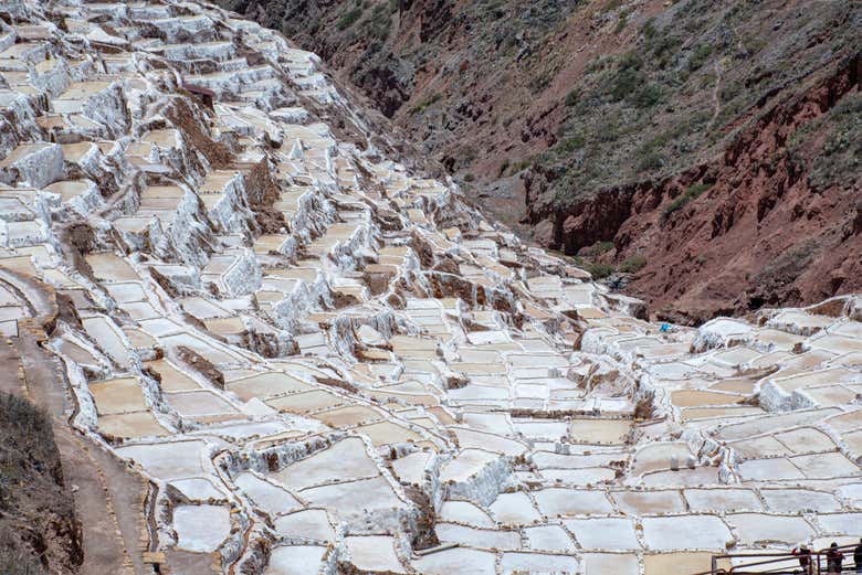 Una hermosa vista de las salineras de Maras
