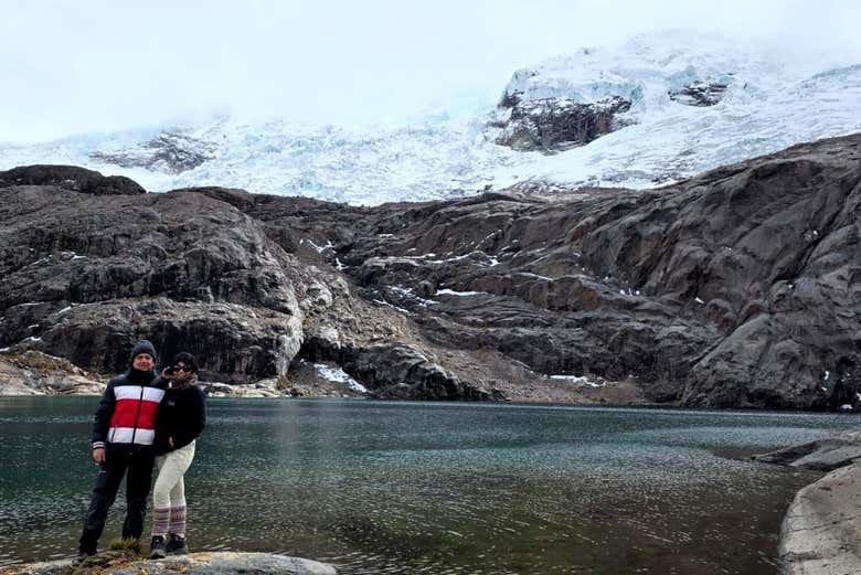 Posando com glaciares ao fundo