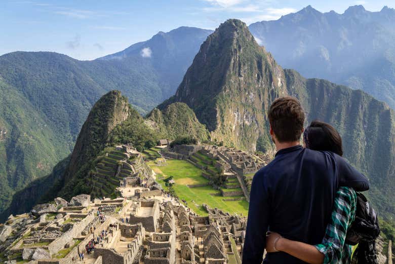 Pareja visitando el yacimiento arqueológico