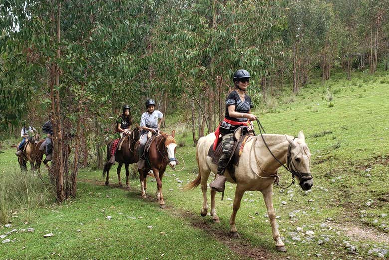 Montando a caballo por los alrededores del Templo de la Luna