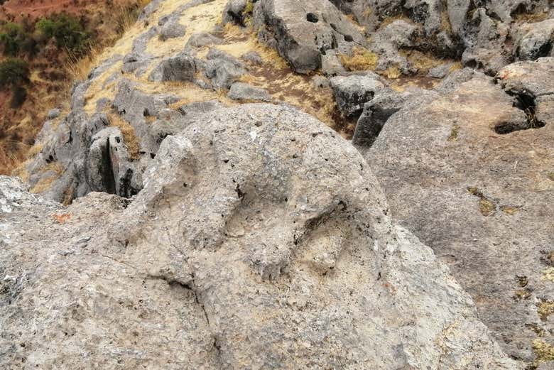 Piedra tallada en Puma Orqo
