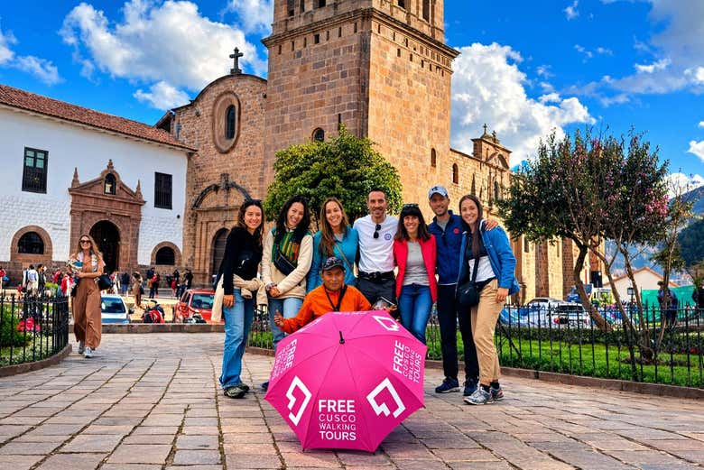 Posando em frente à Catedral de Cusco