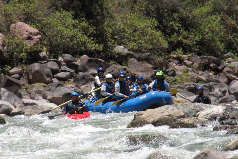 Praticando rafting no rio Urubamba
