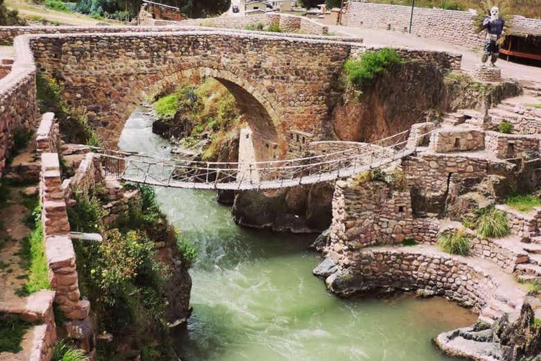 Puente colonial de Checacupe