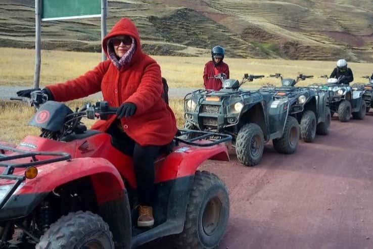 Recorriendo los alrededores de la Montaña Arcoíris