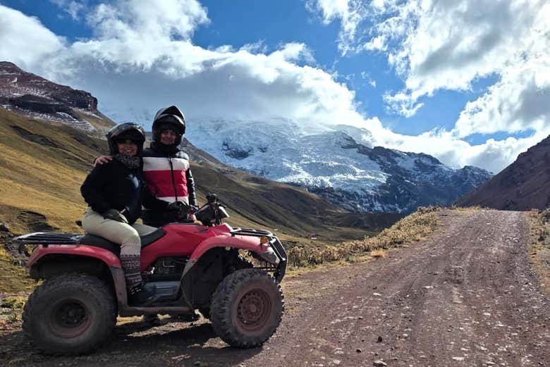 Prontos para percorrer o Ausangate de quadriciclo