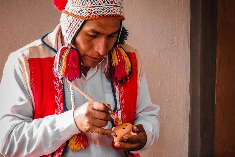 Artesano elaborando una pieza de cerámica