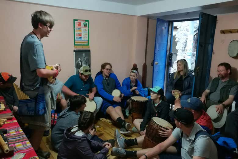 Tocando música tradicional andina