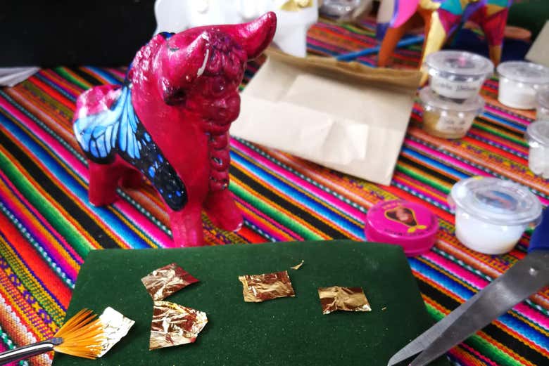 Torito de Pucará y láminas de oro