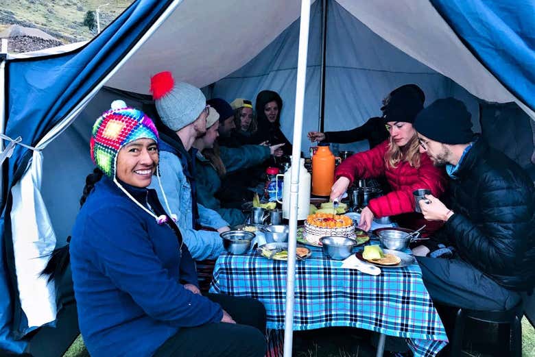 Comendo no acampamento