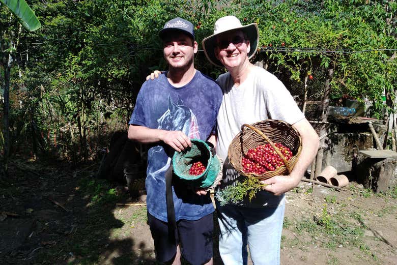 Turista com uma cesta de cereja do café