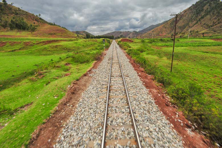 Circulando por las vías de tren rumbo a Machu Picchu