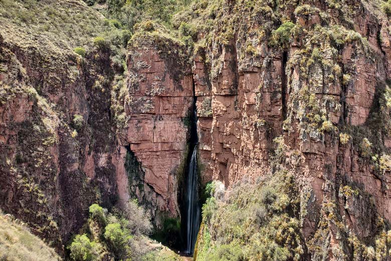 Explore the impressive Perolniyoc Waterfall