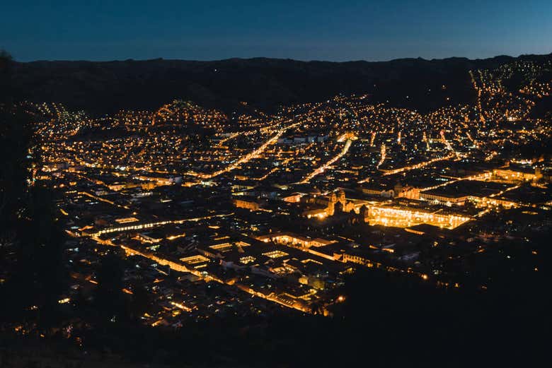 Vista panorámica de Cusco por la noche