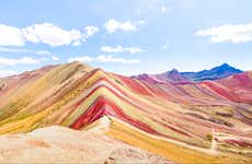Trek dans la montagne arc-en-ciel et la vallée rouge