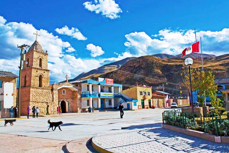 La plaza y la iglesia de Canchayllo