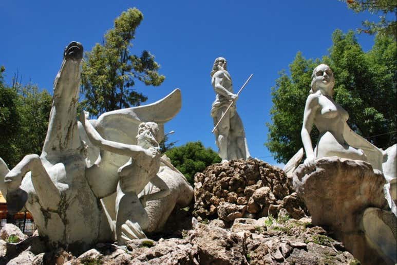 Una réplica de la Fontana di Trevi en la plaza de Mito