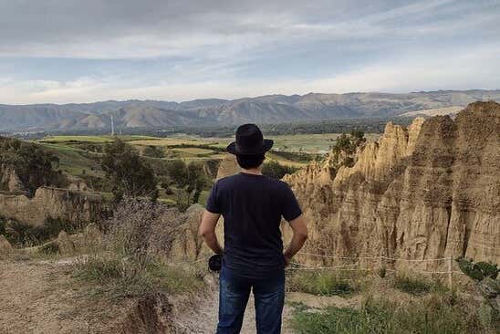Admirando las curiosas formaciones geológicas en Wawi Wawi