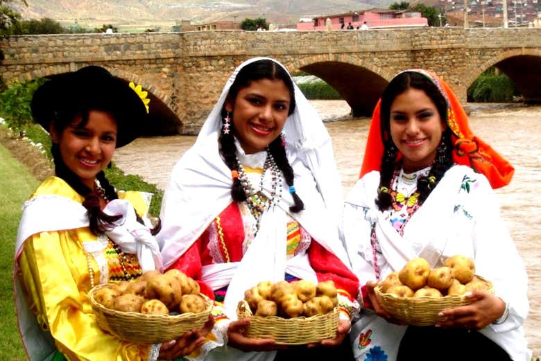 Habitantes de Huánuco na ponte Calicanto