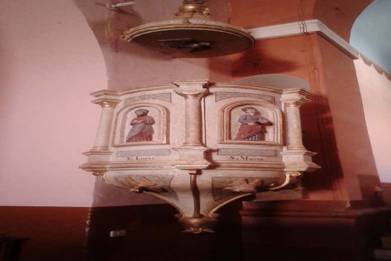 Polychromatic stone pulpit