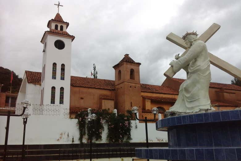 Iglesia de Santa Cruz y estatua de Jesucristo