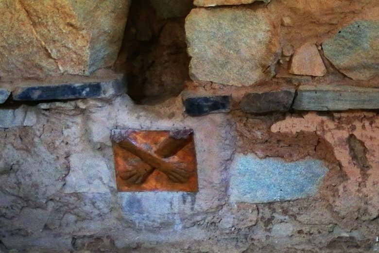 Símbolo de unas manos cruzadas en el templo