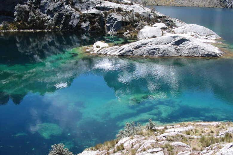 Agua cristalina de la laguna Churup