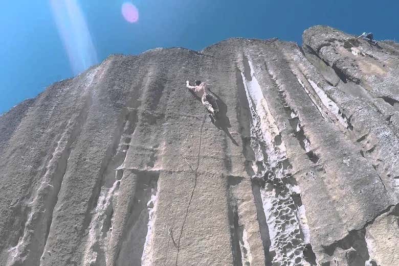 Escalando en Hatun Machay