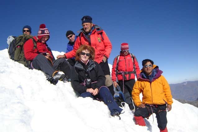 Gruppo mentre scala il Nevado Ishinca