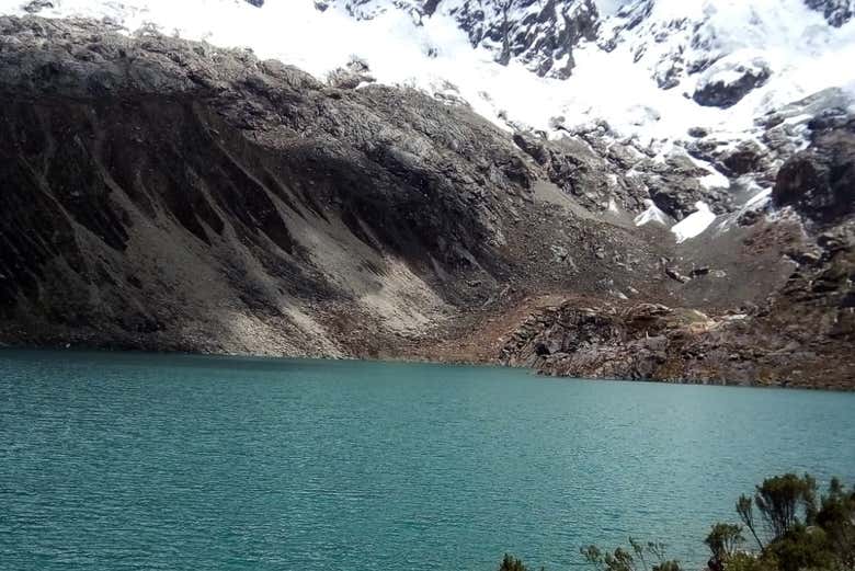 Laguna Rocutuyoc, rodeada de paisajes impresionantes