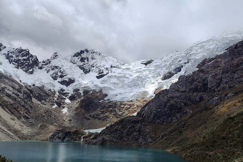 Al pie de los nevados Paccharaju y Copa