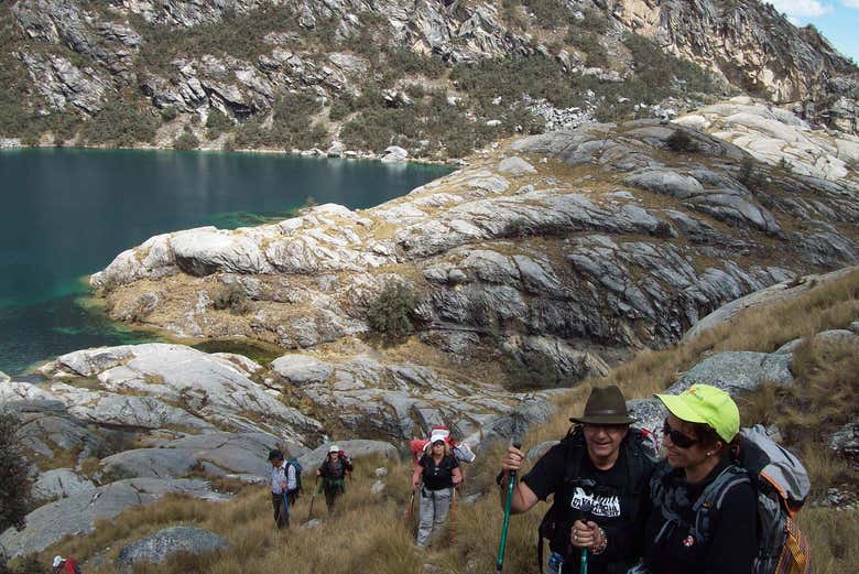 Ruta de senderismo con la laguna Churup de fondo