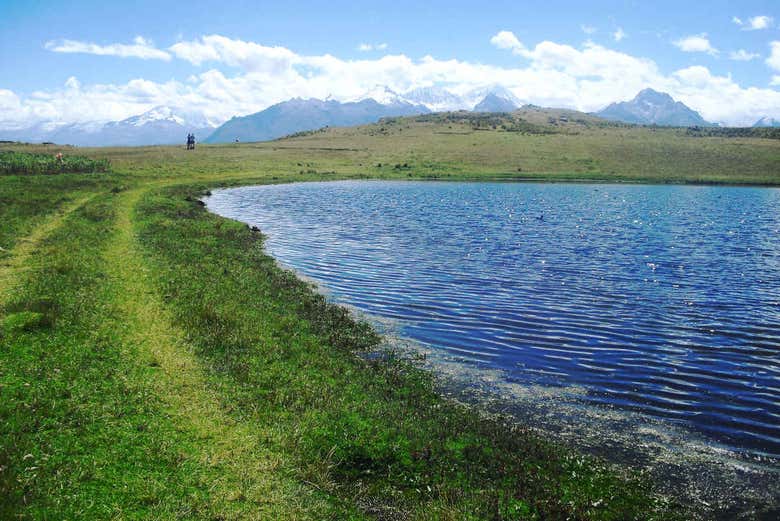 Prado y laguna en Perú
