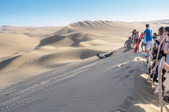 Clase de sandboarding o sand skiing en el desierto de Ica