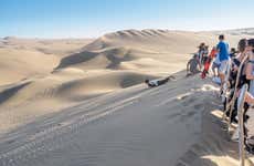 Cours de sandboard ou de ski sur sable dans le désert d'Ica