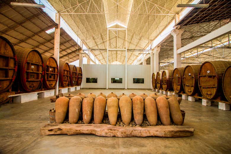 Tradicional bodega artesanal de vino y pisco