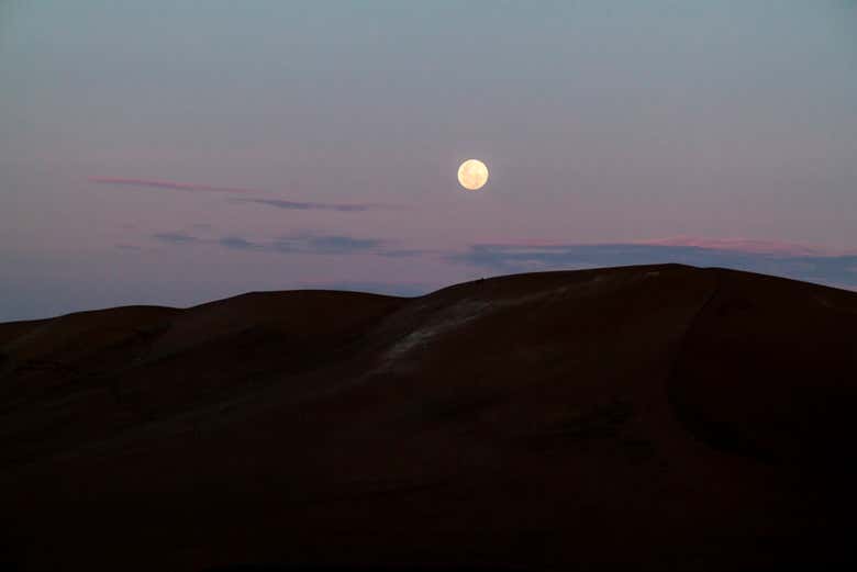 Disfrutando del atardecer durante el recorrido en buggy