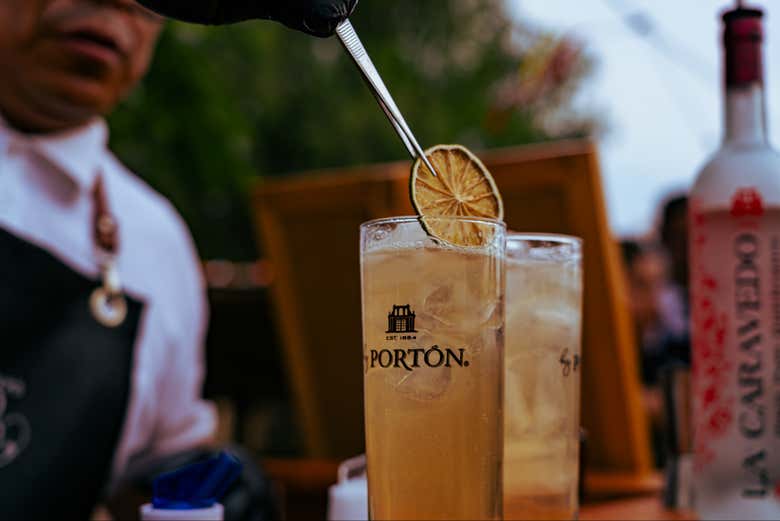 Probando el refrescante chilcano de bienvenida