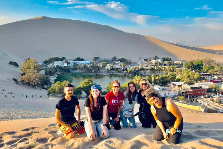 Disfrutando de las vistas del oasis de Huacachina