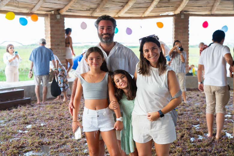 Disfrutando del pisado de uvas en la Hacienda La Caravedo