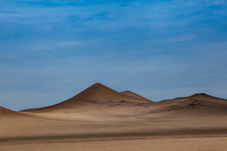 Admirando el paisaje del desierto de Ica