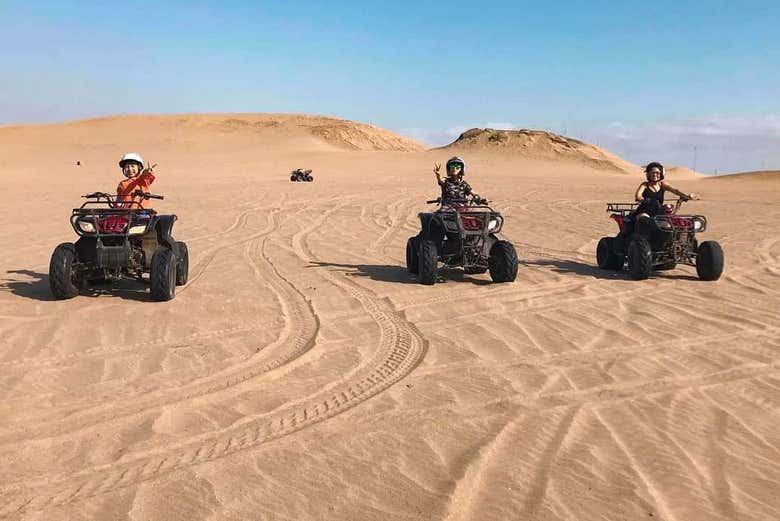 Disfrutando del tour en quad por el desierto de Ica